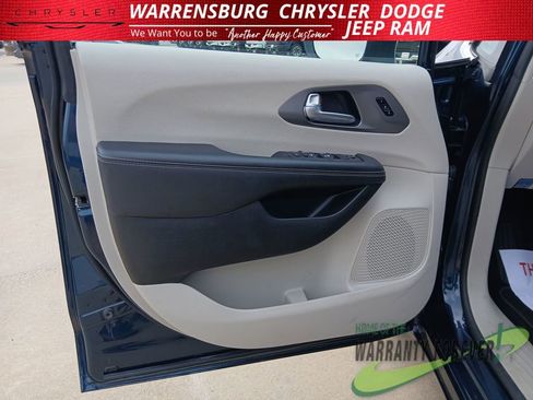 Used 2023 Chrysler Pacifica Touring-L FWD image 12