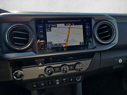 Used 2018 Toyota Tacoma TRD Sport w/ Technology Package image 13