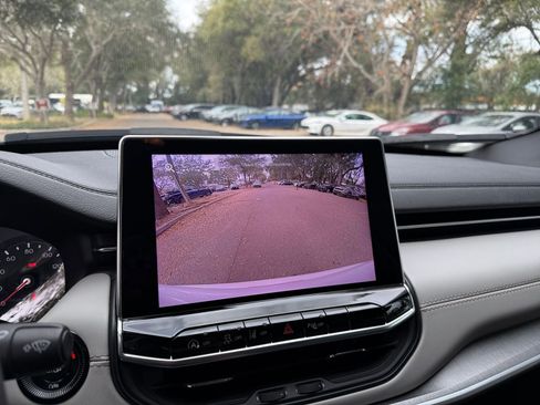 Used 2025 Jeep Compass Limited image 20