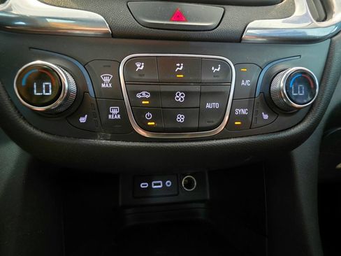 Used 2020 Chevrolet Equinox LT FWD image 21
