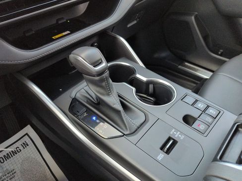 Used 2023 Toyota Highlander XLE image 24