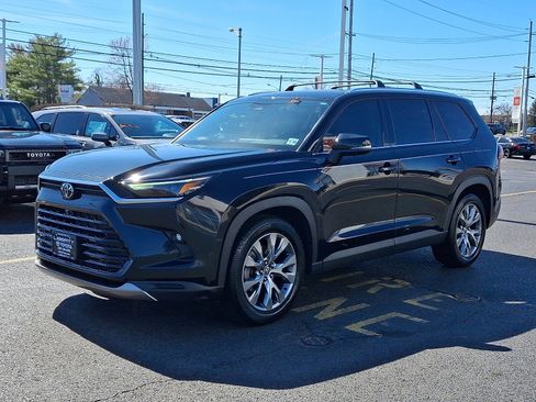 Used 2024 Toyota Grand Highlander Limited image 3