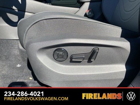 New 2025 Volkswagen Tiguan SE image 27