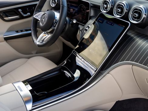 Used 2025 Mercedes-Benz GLC 350e 4MATIC image 52