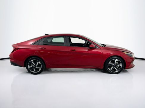 Used 2023 Hyundai Elantra SEL w/ Convenience Package FWD image 4