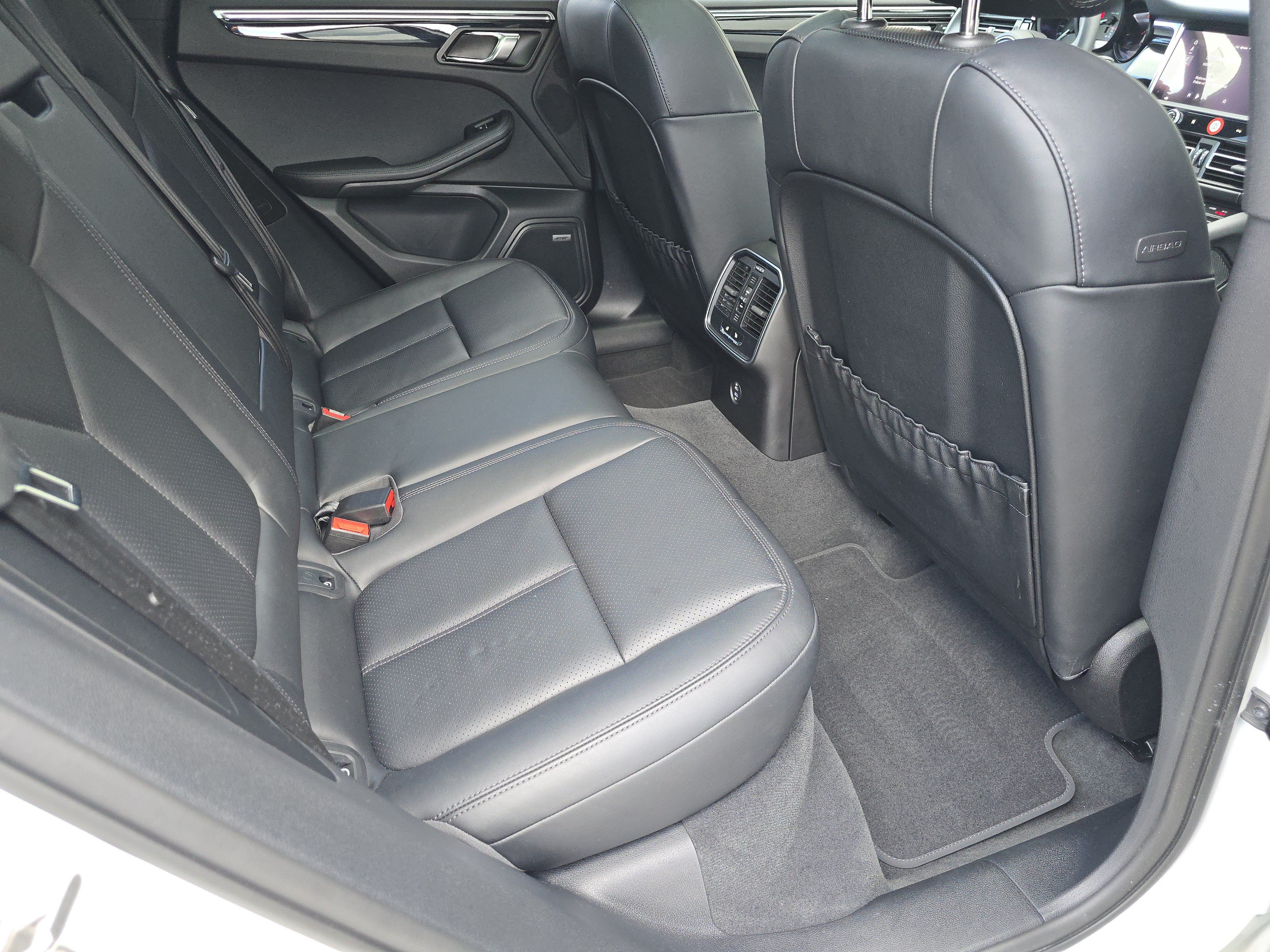 Used 2025 Porsche Macan AWD/4WD image 14