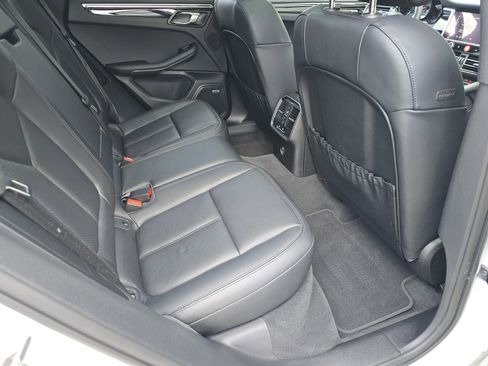Certified 2025 Porsche Macan image 14