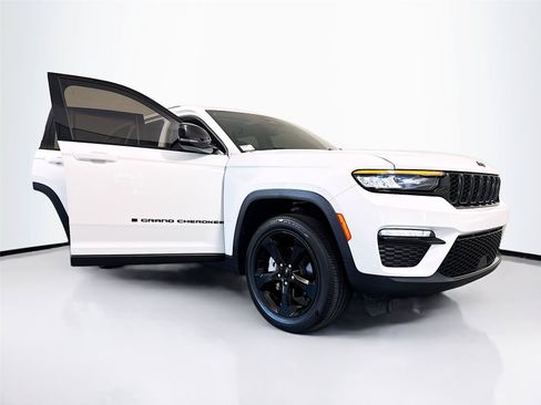 Used 2023 Jeep Grand Cherokee Limited w/ Black Appearance Package AWD/4WD image 42