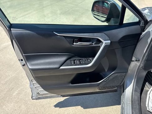 Used 2019 Toyota RAV4 XLE FWD image 20