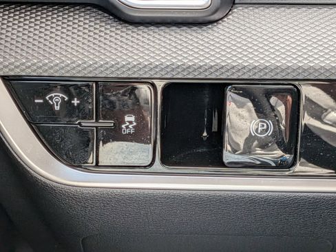 Used 2025 Kia Sportage LX image 17