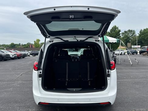 New 2026 Chrysler Pacifica Select FWD image 18