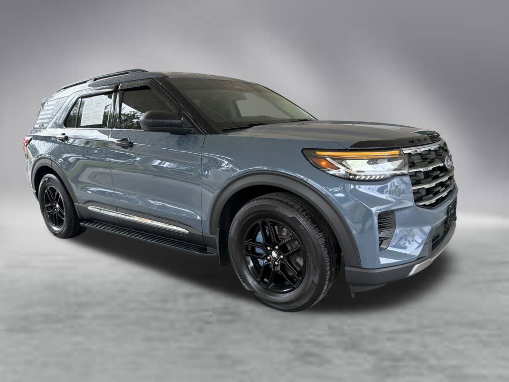 Used 2025 Ford Explorer Active RWD image 2