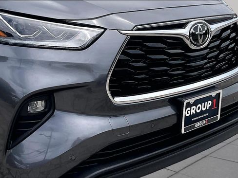 Used 2025 Toyota Highlander Limited FWD image 30