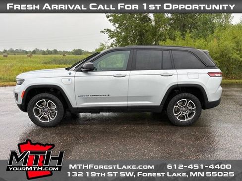 Used 2023 Jeep Grand Cherokee Trailhawk w/ Advanced Protech Group II AWD/4WD image 5