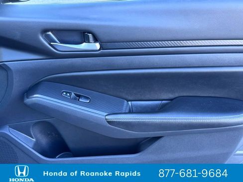 Used 2024 Nissan Altima 2.5 SV image 15