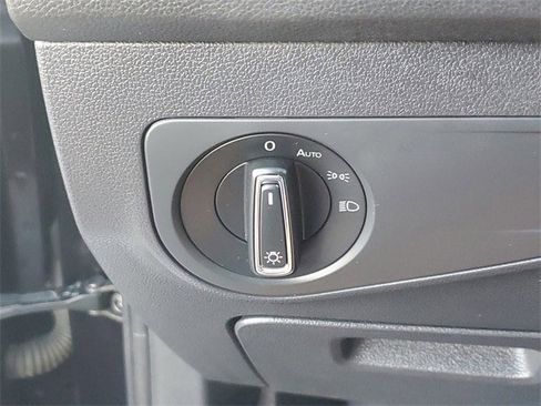 Used 2018 Volkswagen Tiguan SE image 28