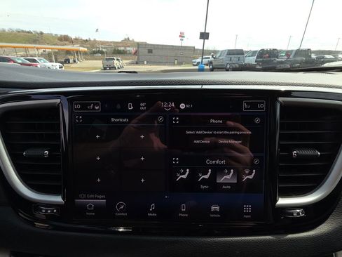 Used 2023 Chrysler Pacifica Touring-L FWD image 21