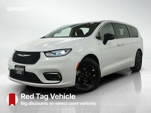 Used 2024 Chrysler Pacifica Limited image 1