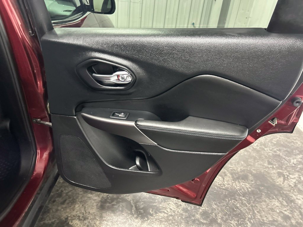 Used 2019 Jeep Cherokee Latitude w/ Cold Weather Group FWD image 15