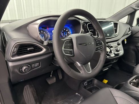 New 2026 Chrysler Pacifica Select image 15