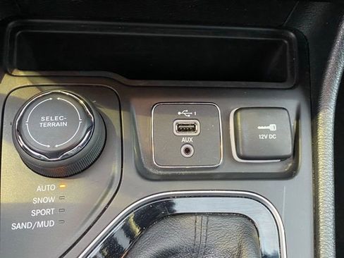 Used 2023 Jeep Cherokee Altitude Lux image 24