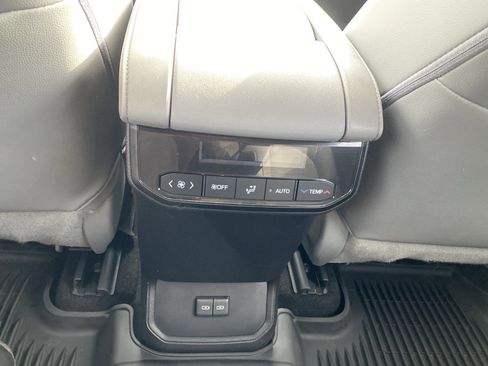 Used 2023 Toyota Highlander XLE image 25