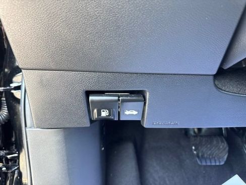 Used 2025 Nissan Versa SV FWD image 17