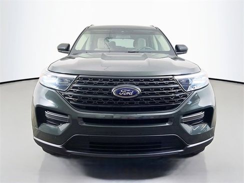 Used 2022 Ford Explorer XLT image 2