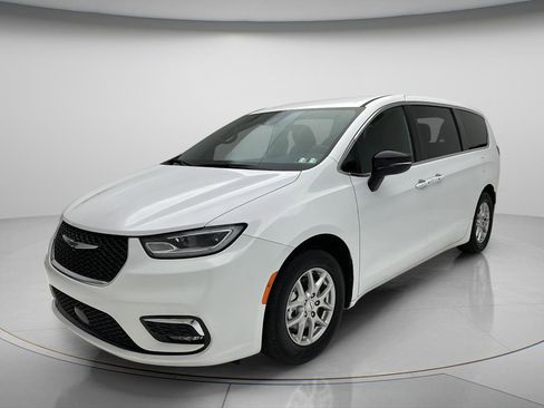 Used 2025 Chrysler Pacifica Select FWD image 3