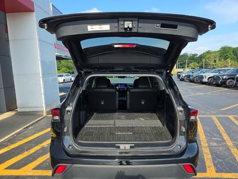 Used 2023 Toyota Highlander XLE AWD/4WD image 6