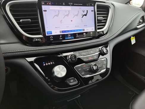 New 2026 Chrysler Pacifica Select w/ S Appearance Package image 18