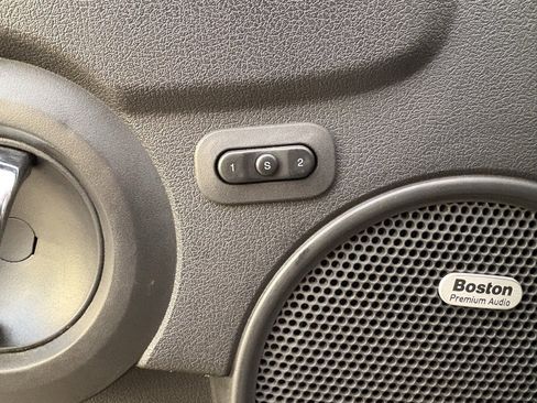 Used 2010 Jeep Commander Limited w/ Trailer Tow Group IV image 8