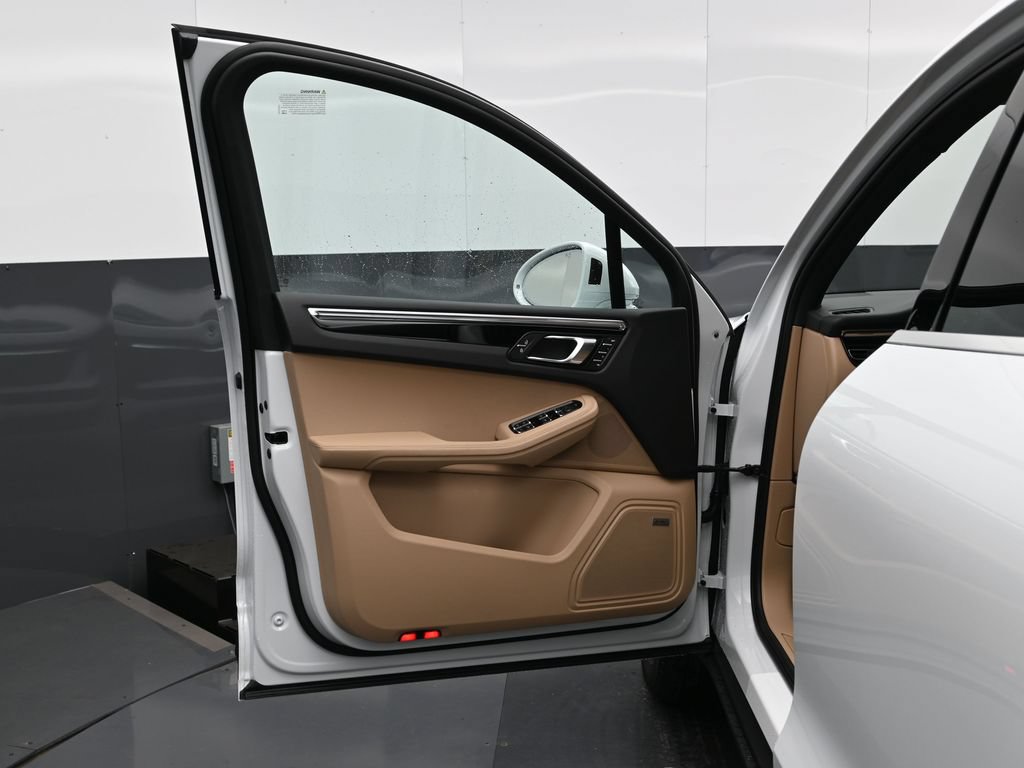 Certified 2026 Porsche Macan AWD/4WD image 8