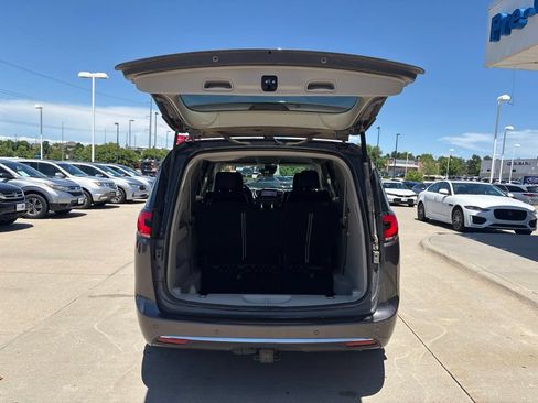 Used 2023 Chrysler Pacifica Touring-L AWD/4WD image 39