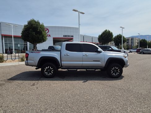 Used 2018 Toyota Tacoma TRD Off-Road w/ Technology Package AWD/4WD image 6