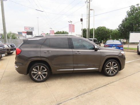 Used 2019 GMC Terrain Denali w/ Advanced Safety Package FWD image 8