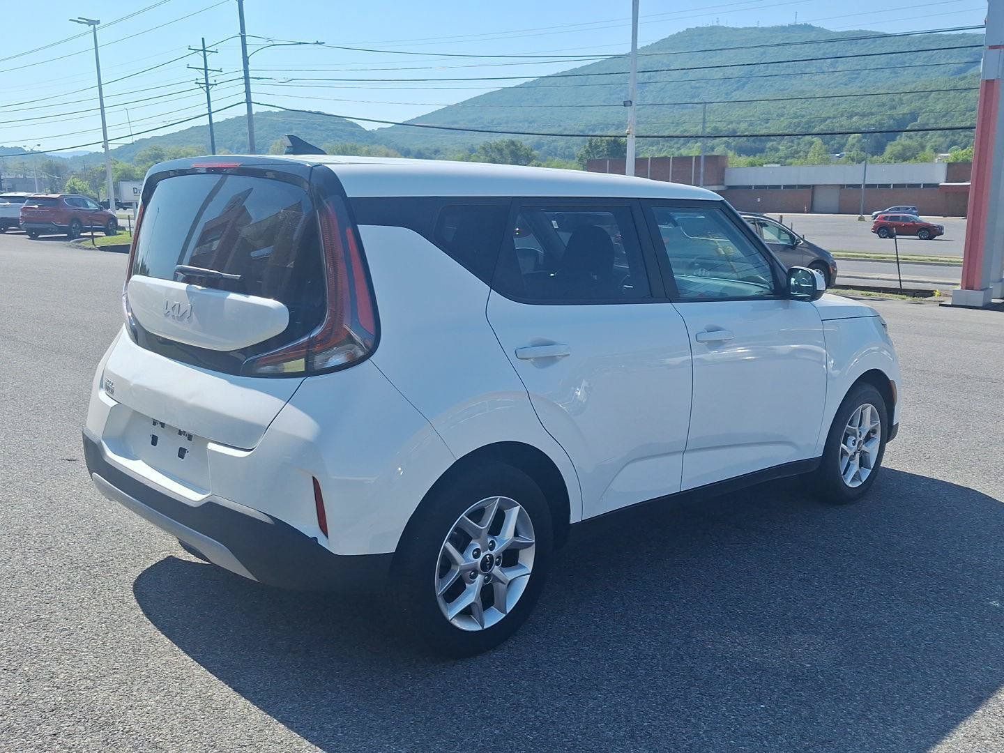 Used 2023 Kia Soul LX w/ LX Technology Package FWD image 3