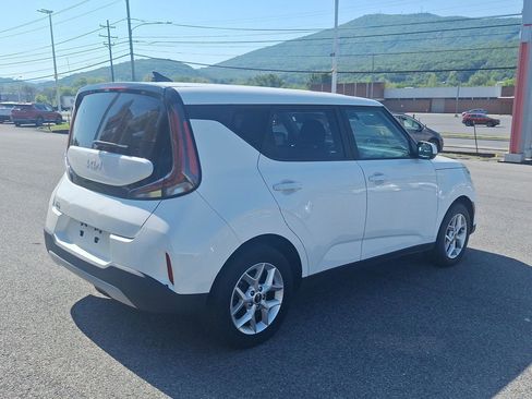 Used 2023 Kia Soul LX w/ LX Technology Package FWD image 3