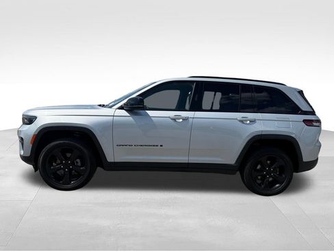 Used 2023 Jeep Grand Cherokee Altitude AWD/4WD image 2