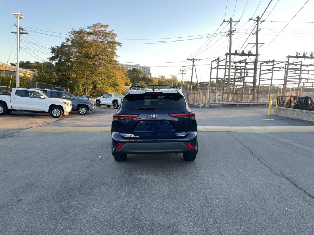 Used 2022 Toyota Highlander XLE AWD/4WD image 8