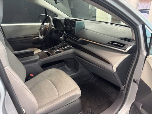 Used 2024 Toyota Sienna LE FWD image 11