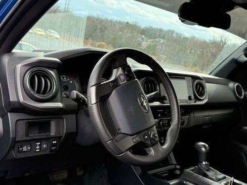 Used 2018 Toyota Tacoma TRD Sport image 2