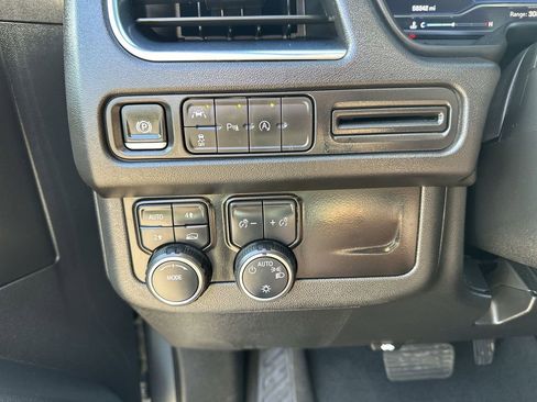 Used 2024 Chevrolet Suburban LT image 30