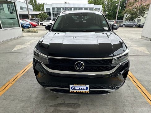 Used 2023 Volkswagen Taos SE w/ Panoramic Sunroof Package AWD/4WD image 2
