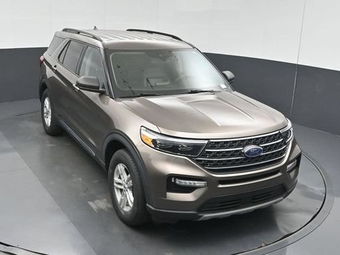 Used 2021 Ford Explorer XLT w/ Equipment Group 202A AWD/4WD image 46
