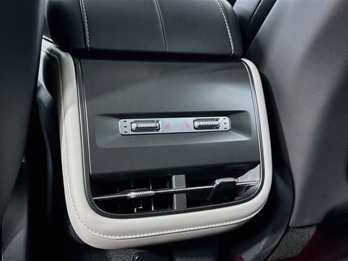 Used 2025 Lincoln Nautilus Reserve AWD/4WD image 13