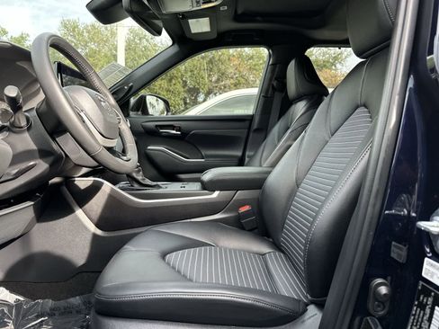 Used 2024 Toyota Highlander LE image 11