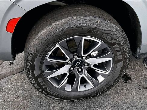 Used 2023 Chevrolet Tahoe Z71 w/ Luxury Package AWD/4WD image 7
