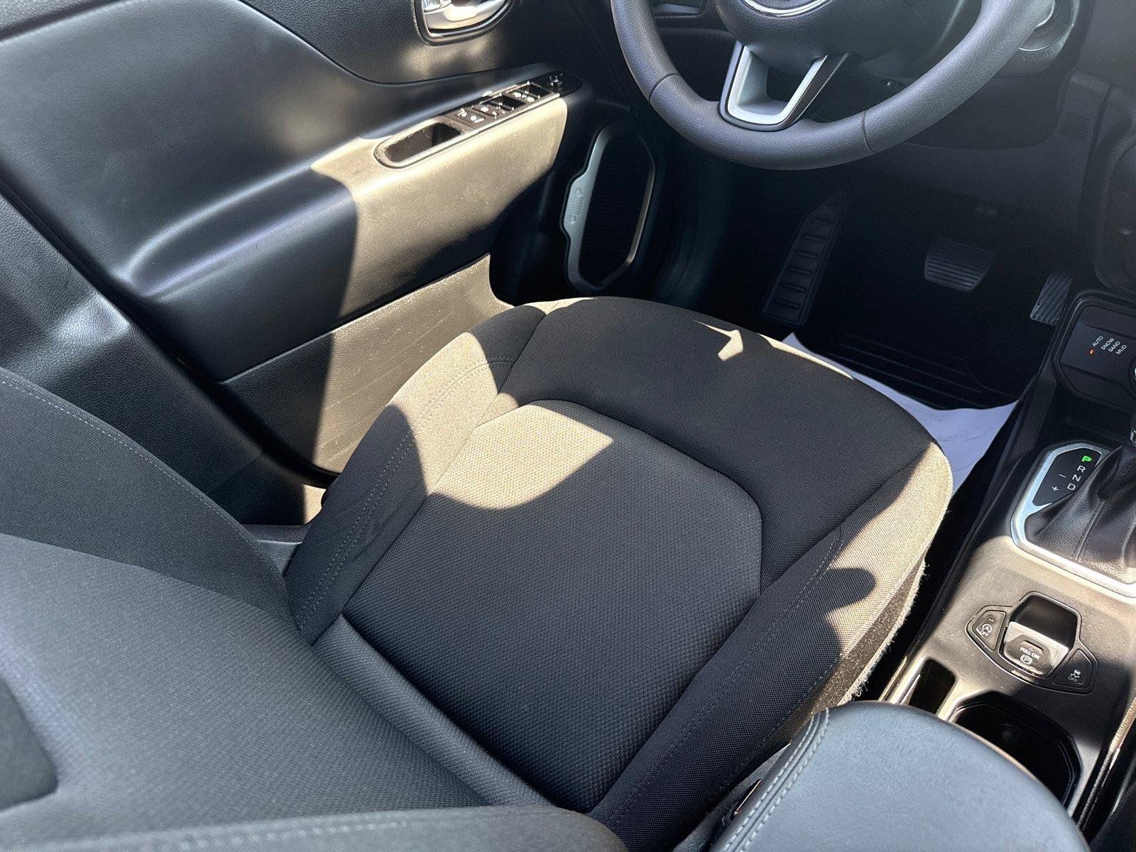 Used 2023 Jeep Renegade Latitude AWD/4WD image 27