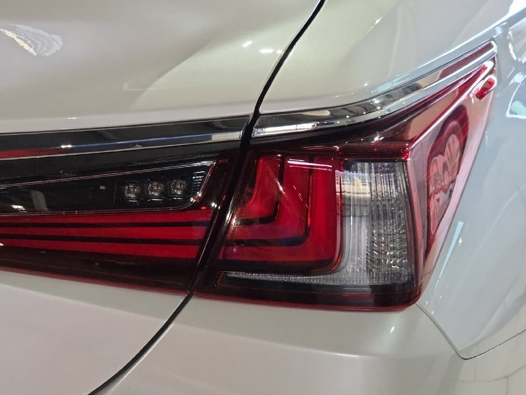 Used 2025 Lexus ES 350 w/ Premium Package FWD image 10